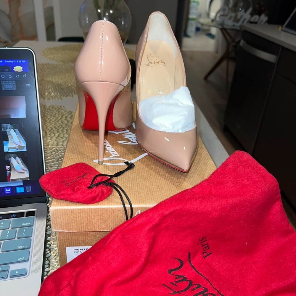 Christian Louboutin Pigalle Follies 100 Patent
Nude 36